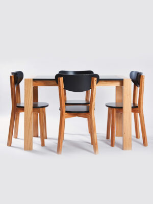 MESA ALTA PATAS RECTAS PARA?SO Y NEGRO + 4 SILLAS CHERLYN NEGRAS